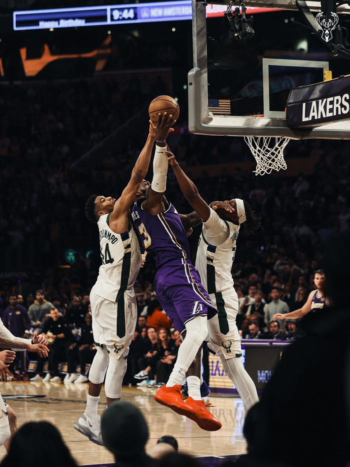 雄鹿主场狂胜老鹰，字母哥现场朴实飞投完成终极扣篮！的简单介绍